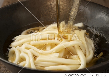 將熱湯淋在烏冬面上 120191332