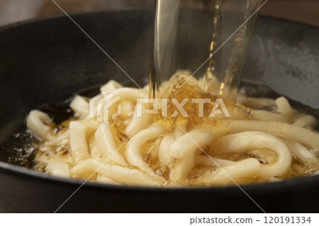 將熱湯淋在烏冬面上 120191334