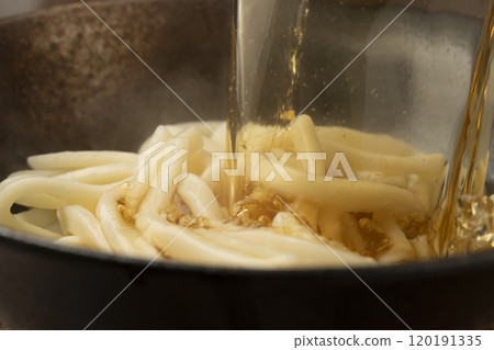 Pour hot soup stock over the udon Pour hot soup stock over the udon 120191335