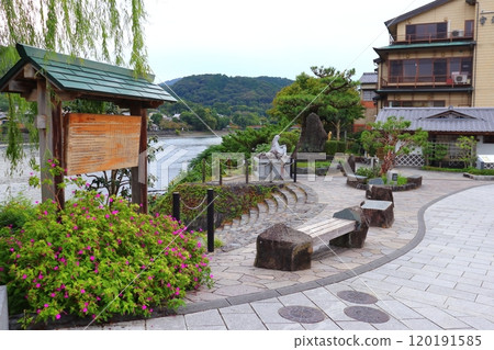 Yume no Ukihashi Square and the statue of Murasaki Shikibu at Uji Bridge (Uji, Kyoto Prefecture) Yume no Ukihashi Square and the statue of Murasaki Shikibu at Uji Bridge (Uji, Kyoto Prefecture) 120191585