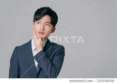 穿西裝的年輕商人 120192656