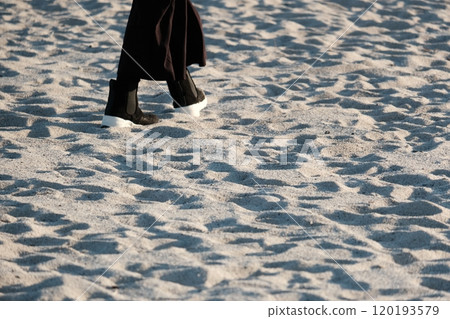 feet beach sand wind pattern footprints mountain 120193579