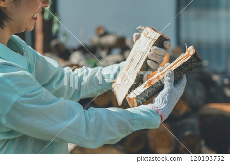 一個正在燒柴的女人 120193752