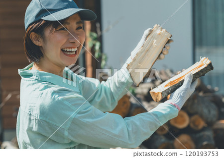 一個正在燒柴的女人 120193753