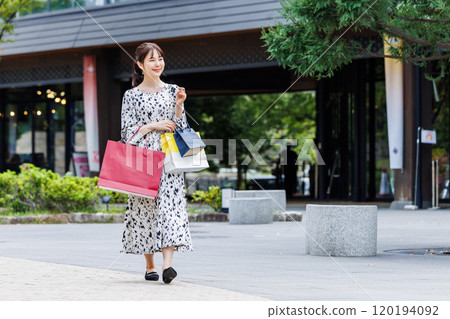 喜歡購物的女性 120194092