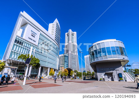 日本橫濱城市景觀11月/秋季天氣...橫濱地標塔和櫻木町站中午前...11月13日 120194093