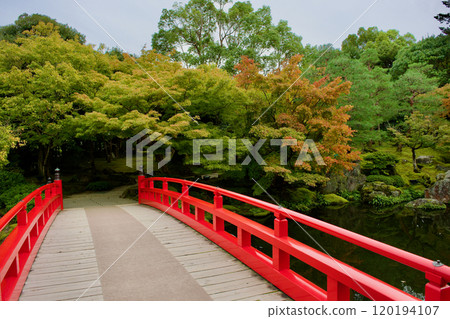 山陰地區美麗的日本花園,有一座朱紅色的橋 山陰地區美麗的日本花園,有一座朱紅色的橋 120194107