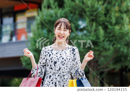 喜歡購物的女性 120194155