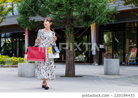 Women who enjoy shopping 120194435