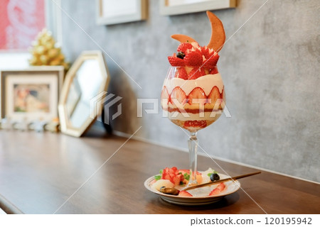 Too cute strawberry parfait 120195942