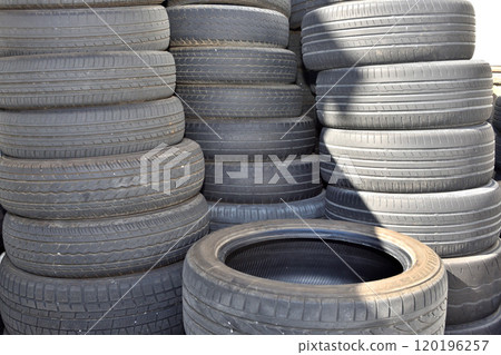 磨損的輪胎打滑標誌破裂的輪胎 120196257