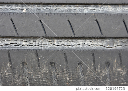 磨損的輪胎打滑標誌破裂的輪胎 120196723