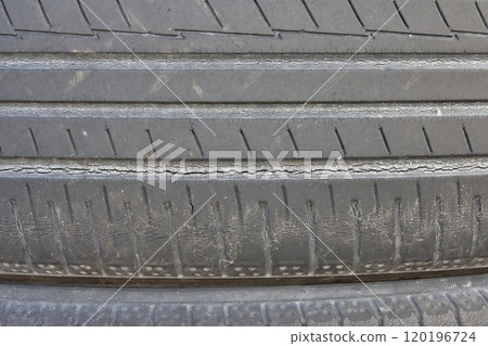 磨損的輪胎打滑標誌破裂的輪胎 磨損的輪胎打滑標誌破裂的輪胎 120196724