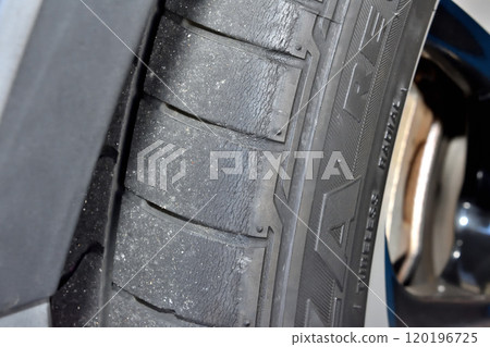 磨損的輪胎打滑標誌破裂的輪胎 120196725