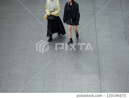 冬季，一名年輕女子和母親在市中心散步的高角度鏡頭 120196878