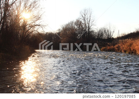 深秋的北海道河上的日落 深秋的北海道河上的日落 120197085