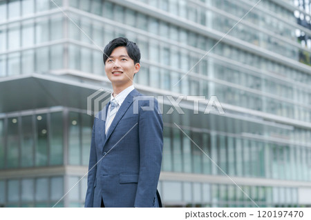 年輕商人在辦公大樓前微笑 120197470