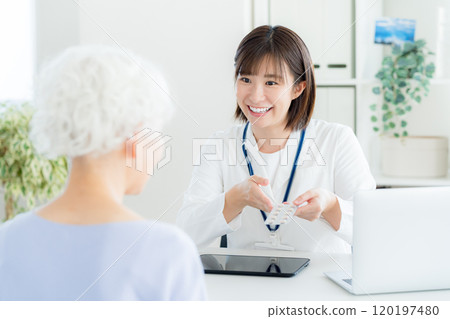 藥劑師給老人藥 120197480