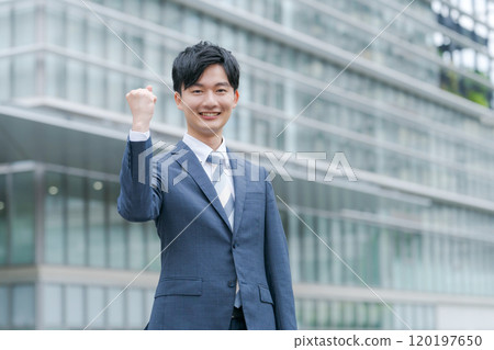 A businessman who plays guts in front of the building 120197650