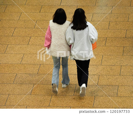 冬天在名古屋站廣場散步的婦女 冬天在名古屋站廣場散步的婦女 120197733