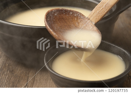 甘酒 將溫熱的甘酒倒入茶杯中 甘酒 將溫熱的甘酒倒入茶杯中 120197735