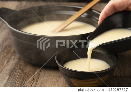 甘酒 將溫熱的甘酒倒入茶杯中 120197737