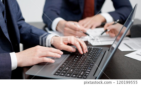 在會議上使用計算機的商務人士 120199555