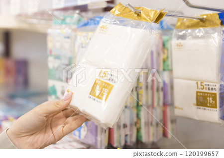 女人在超市買紙巾 120199657