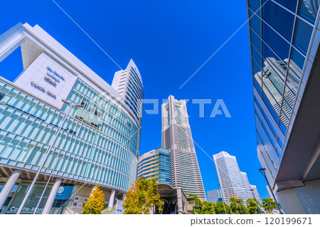 日本橫濱城市景觀 橫濱地標塔、橫濱空中客艙、櫻木町站窗外倒映的塔樓 = 13號 120199671