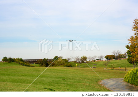 自衛隊飛機飛越大和裕鳥之森上空 120199935