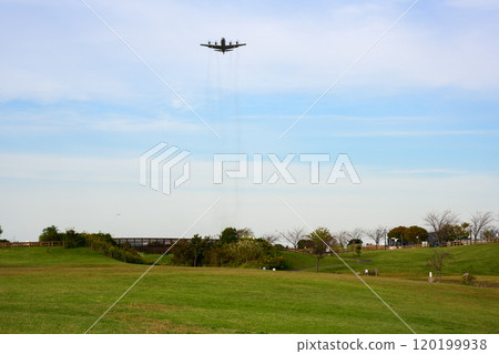 自衛隊飛機飛越大和裕鳥之森上空 120199938