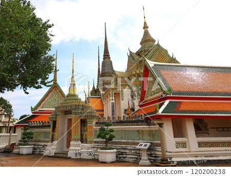 A pagoda decorated with pottery fragments - Wat Pho "Temple of the Reclining Buddha" (Bangkok) 120200238
