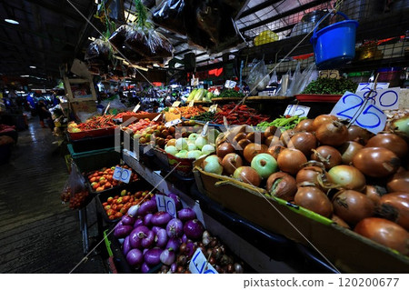 Khlong Toey Market (Bangkok, Thailand) / Fruit and vegetable wholesale 120200677
