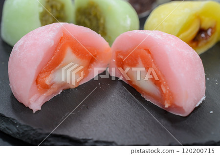 Lightly sweet strawberry milk daifuku 120200715