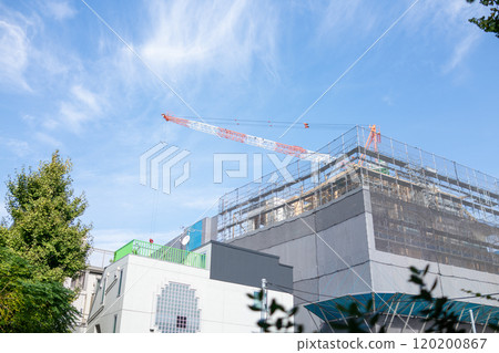 正在施工的巨型起重機在藍天的襯托下格外引人注目 120200867