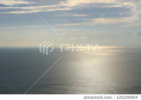 A view of the Pacific Ocean bathed in the dazzling morning sun as seen from the Atsumi Peninsula 120200884