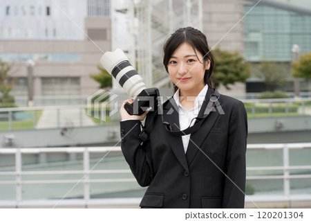 穿著西裝的女攝影師 穿著西裝的女攝影師 120201304