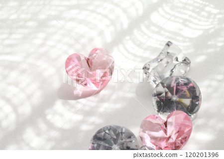 大氣清新的壓克力心形材質形象 大氣清新的壓克力心形材質形象 120201396