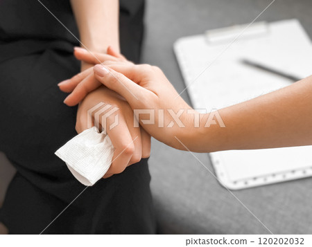 Supportive handholding in a therapeutic setting 120202032