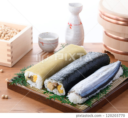 Set of 3 country sushi (Nori-maki, Konbumaki sushi, Sanma sushi) Local cuisine Nachikatsuura Town, Wakayama Prefecture 120203770