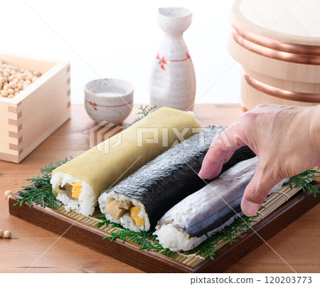Set of 3 country sushi (Nori-maki, Konbumaki sushi, Sanma sushi) Local cuisine Nachikatsuura Town, Wakayama Prefecture 120203773