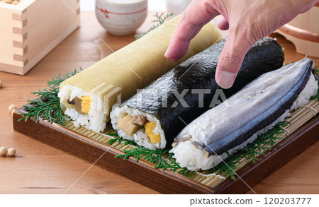 Set of 3 country sushi (Nori-maki, Konbumaki sushi, Sanma sushi) Local cuisine Nachikatsuura Town, Wakayama Prefecture Set of 3 country sushi (Nori-maki, Konbumaki sushi, Sanma sushi) Local cuisine Nachikatsuura Town, Wakayama Prefecture 120203777