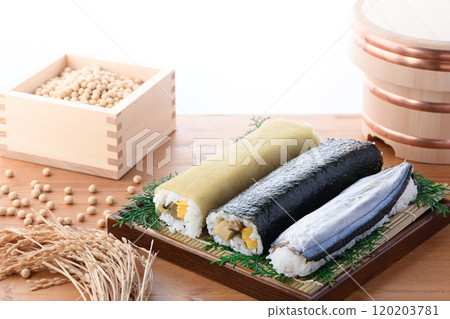 Set of 3 country sushi (Nori-maki, Konbumaki sushi, Sanma sushi) Local cuisine Nachikatsuura Town, Wakayama Prefecture 120203781