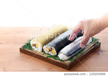 Set of 3 country sushi (Nori-maki, Konbumaki sushi, Sanma sushi) Local cuisine Nachikatsuura Town, Wakayama Prefecture 120203806