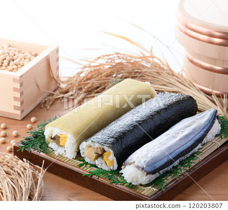 Set of 3 country sushi (Nori-maki, Konbumaki sushi, Sanma sushi) Local cuisine Nachikatsuura Town, Wakayama Prefecture 120203807
