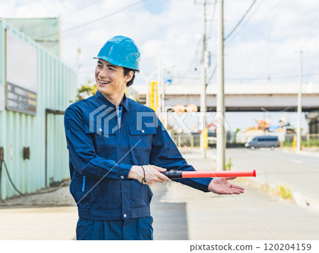 工人們在工廠前指揮交通 120204159