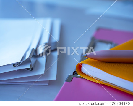 筆記本、活頁夾和文件放在桌上 120204320