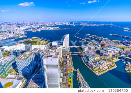 日本橫濱城市景觀 - 鉸接式巴士和港未來市的景觀 = 13th 日本橫濱城市景觀 - 鉸接式巴士和港未來市的景觀 = 13th 120204790