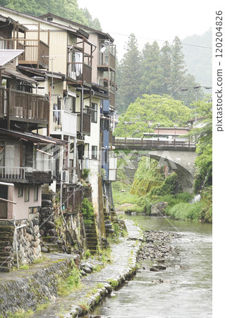 A castle town in the mountains, with old houses lined up along the river 120204826