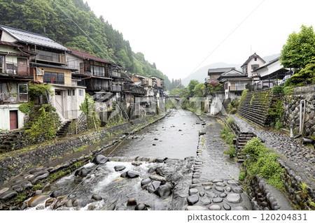山中的城下町道千寺，古老的民居沿著河邊鱗次櫛比 120204831
